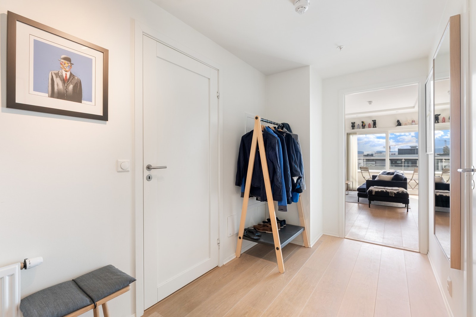 Innbydende entré med god plass til oppbevaring. Galleribilde