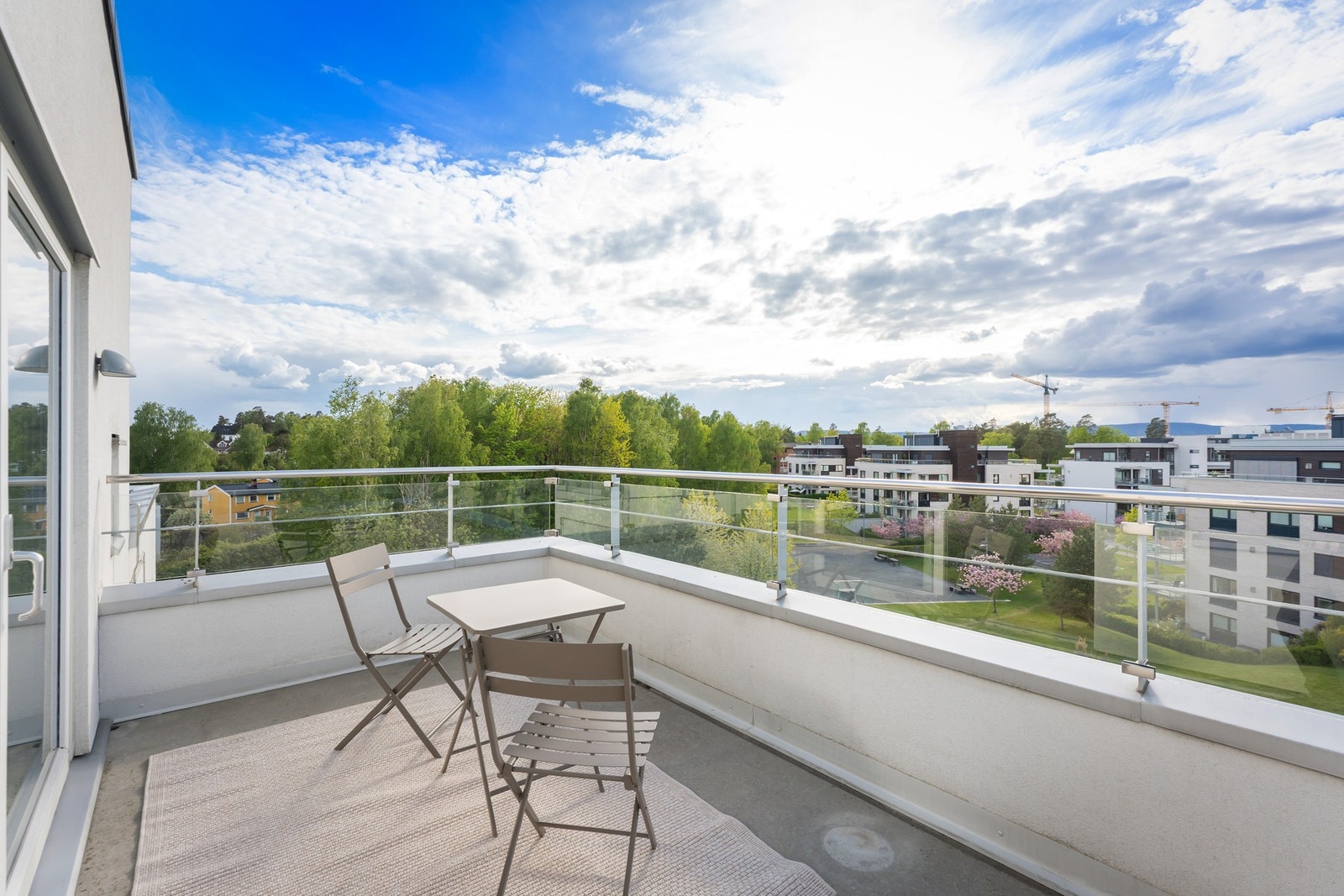 Balkongen på ca. 10 m² har direkte adkomst fra stue. Galleribilde