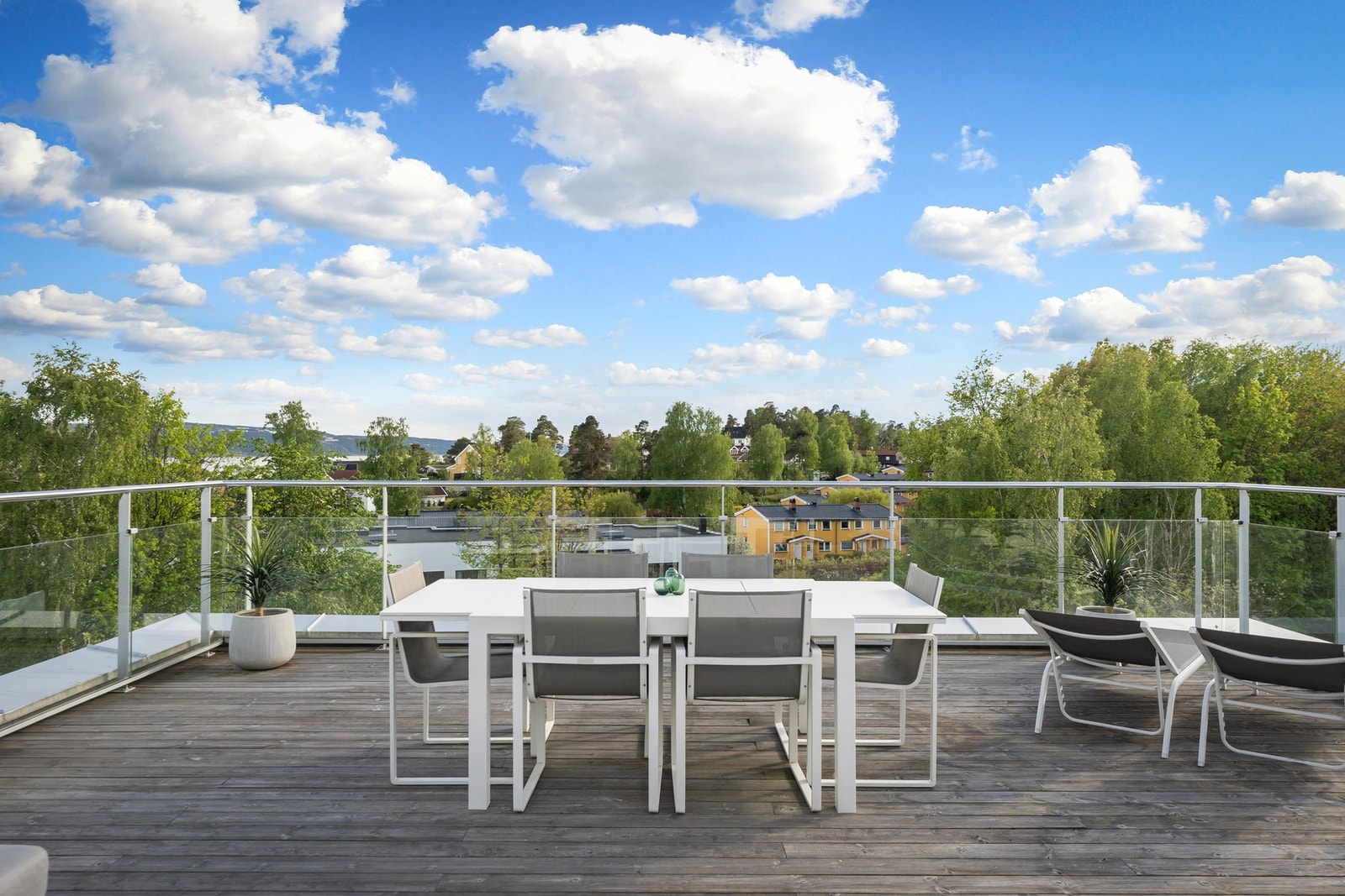 Boligens store høydepunkt - en imponerende takterrasse på hele 49 m² med sol fra morgen til kveld. Galleribilde