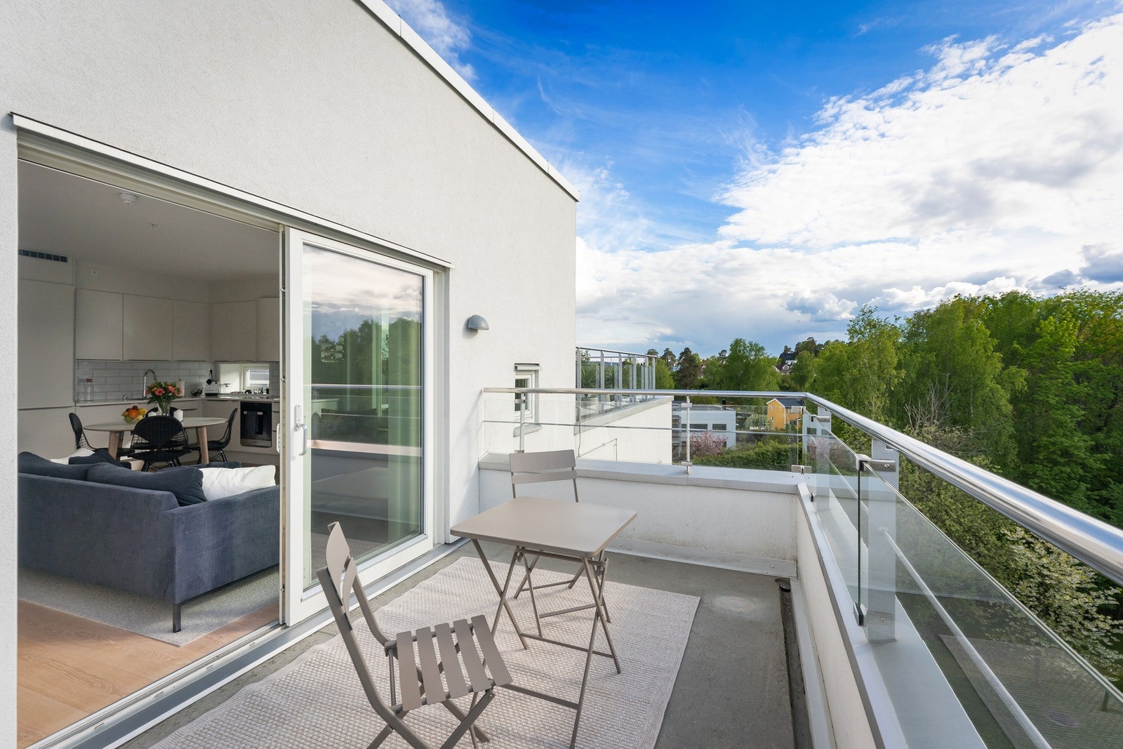 Boligen har solrike uteplasser på til sammen ca. 59 m². Galleribilde