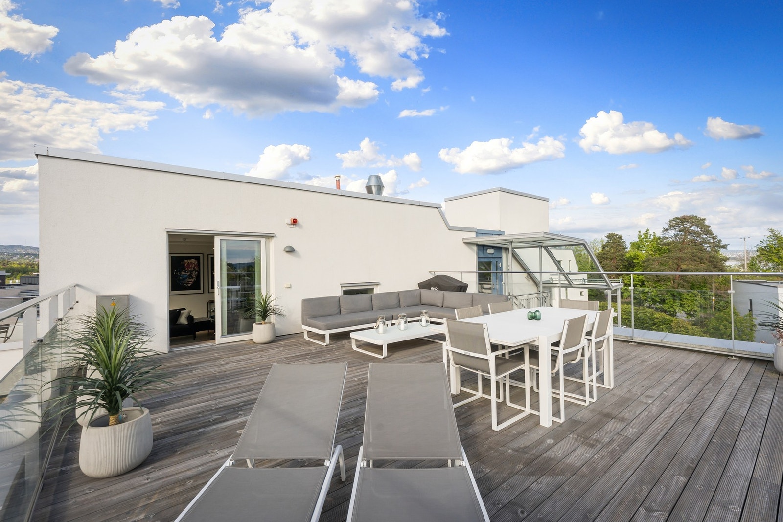 Moderne 3-roms selveier fra 2017 med fantastisk beliggenhet i populære Rolfsbukta Terrasse. Galleribilde