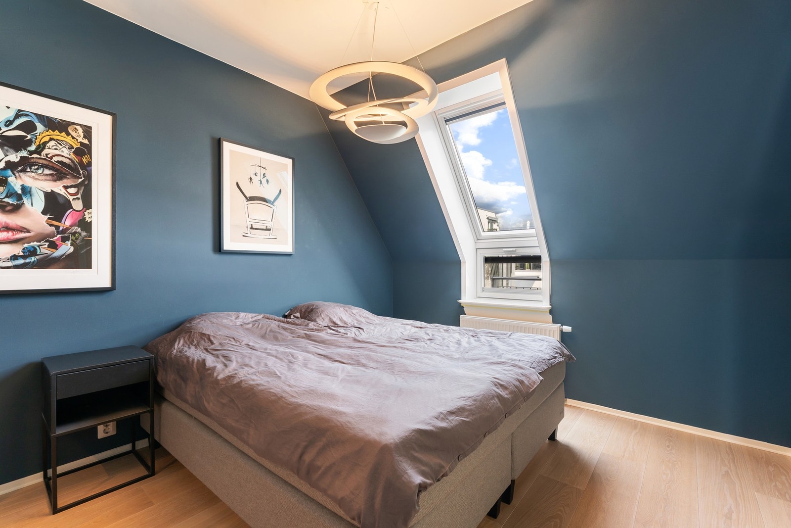 Behagelig og tilbaketrukket hovedsoverom med god plass til dobbeltseng. Galleribilde