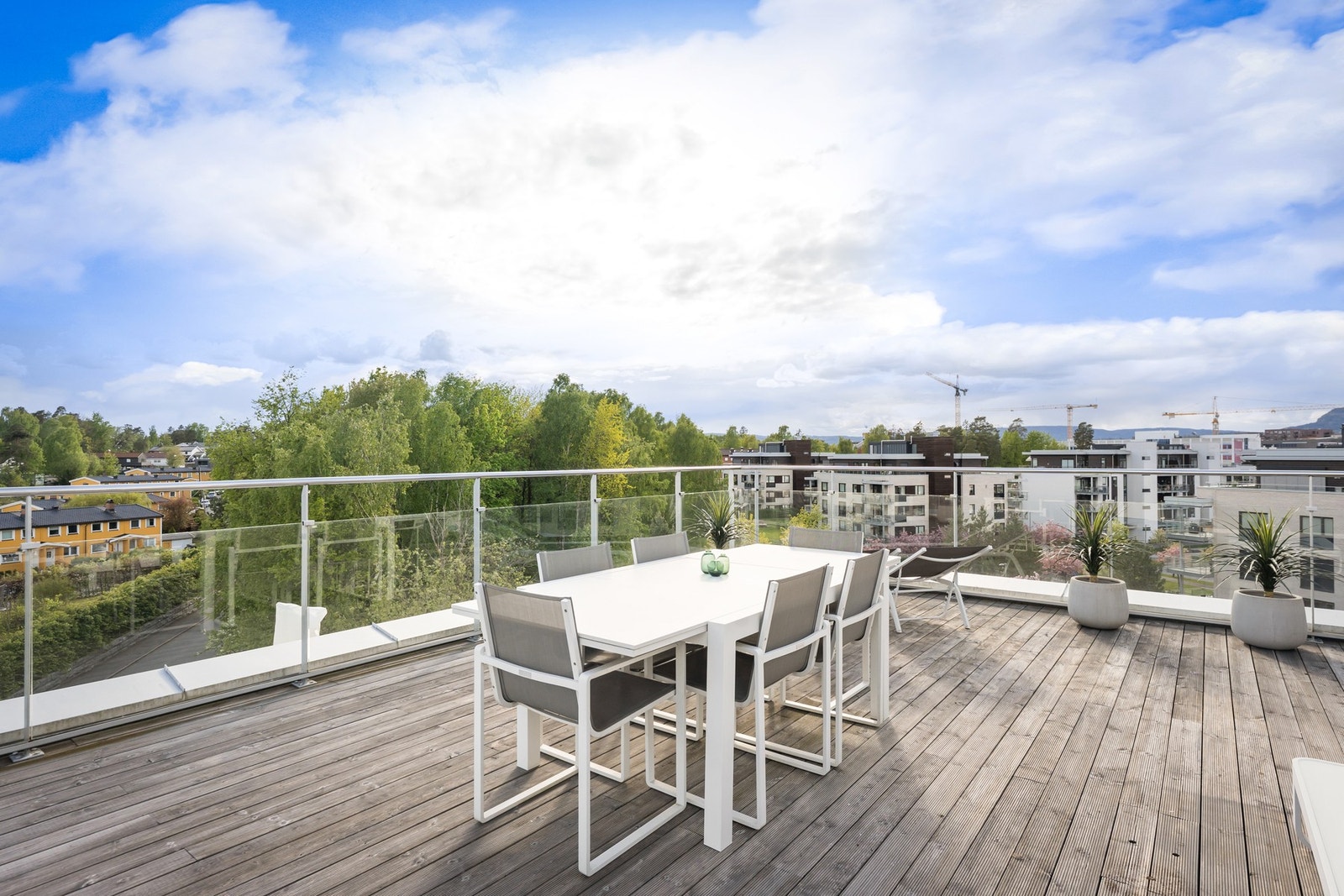 Her er det god plass til både loungegruppe, spisebord og lange sommerdager under åpen himmel. Galleribilde