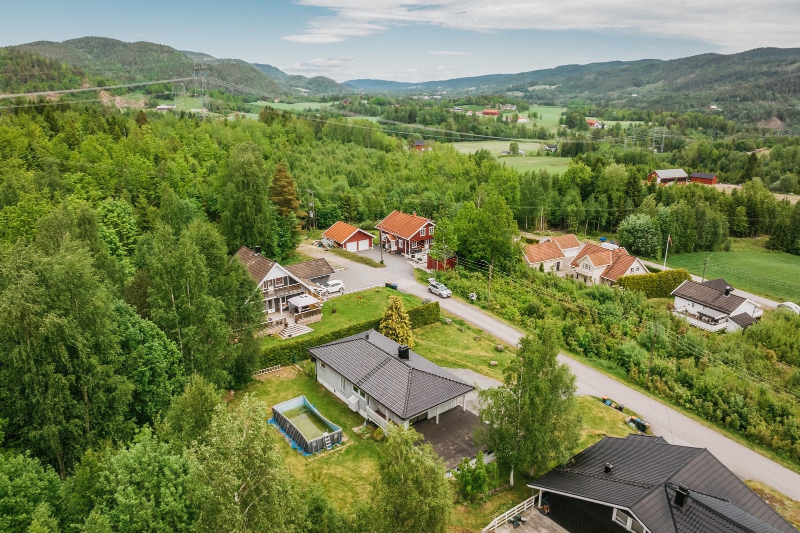 Beliggenheten er barnevennlig og attraktiv, med gangavstand til busstopp, barnehage og Steinsholt markedet (dagligvare). Galleribilde