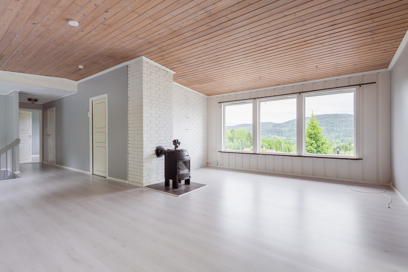 God stue med store vindusflater for naturlig lys. Galleribilde