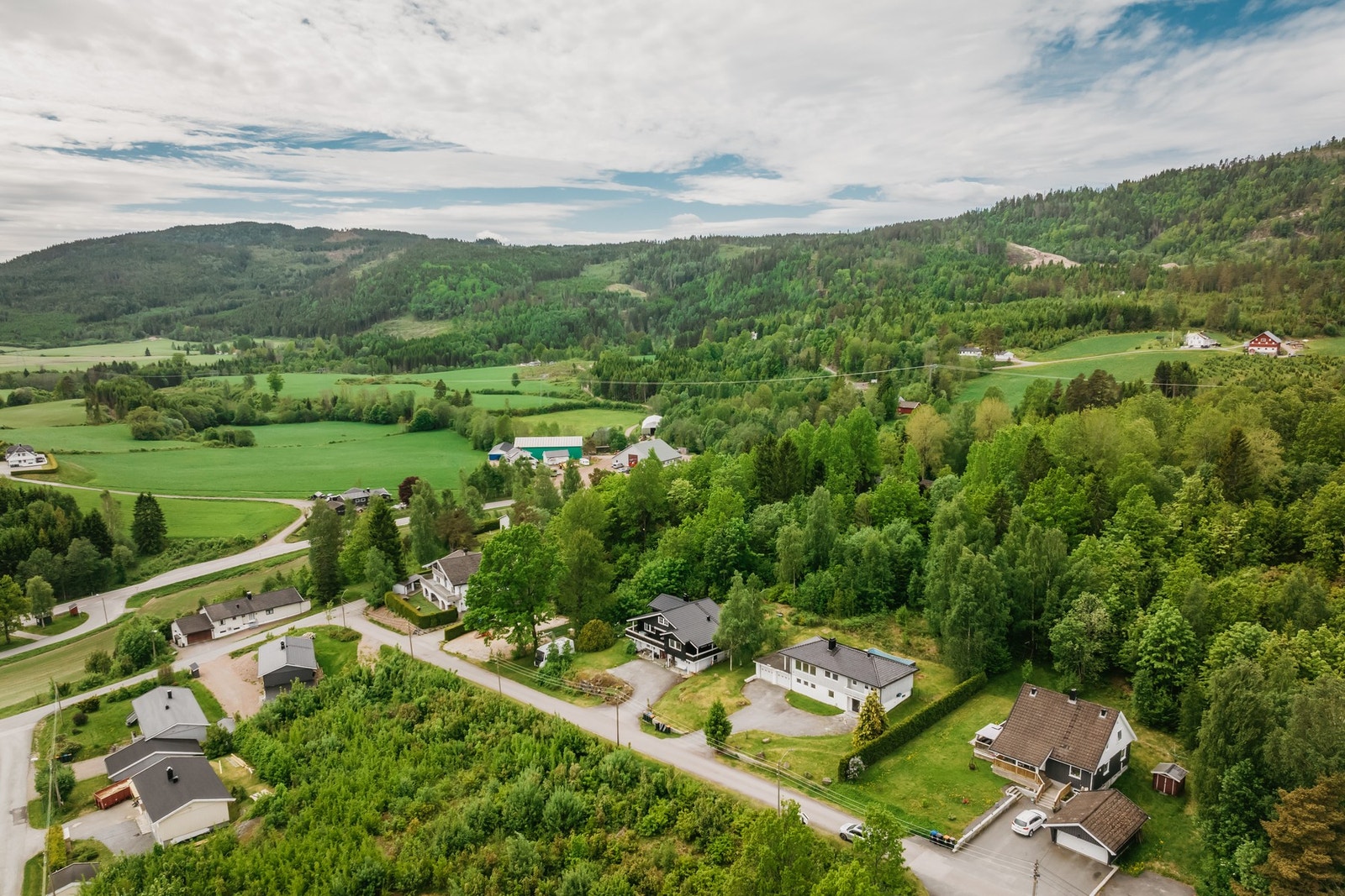 Eiendommen har en lettstelt tomt, gode parkeringsmuligheter og fint utsyn. Galleribilde