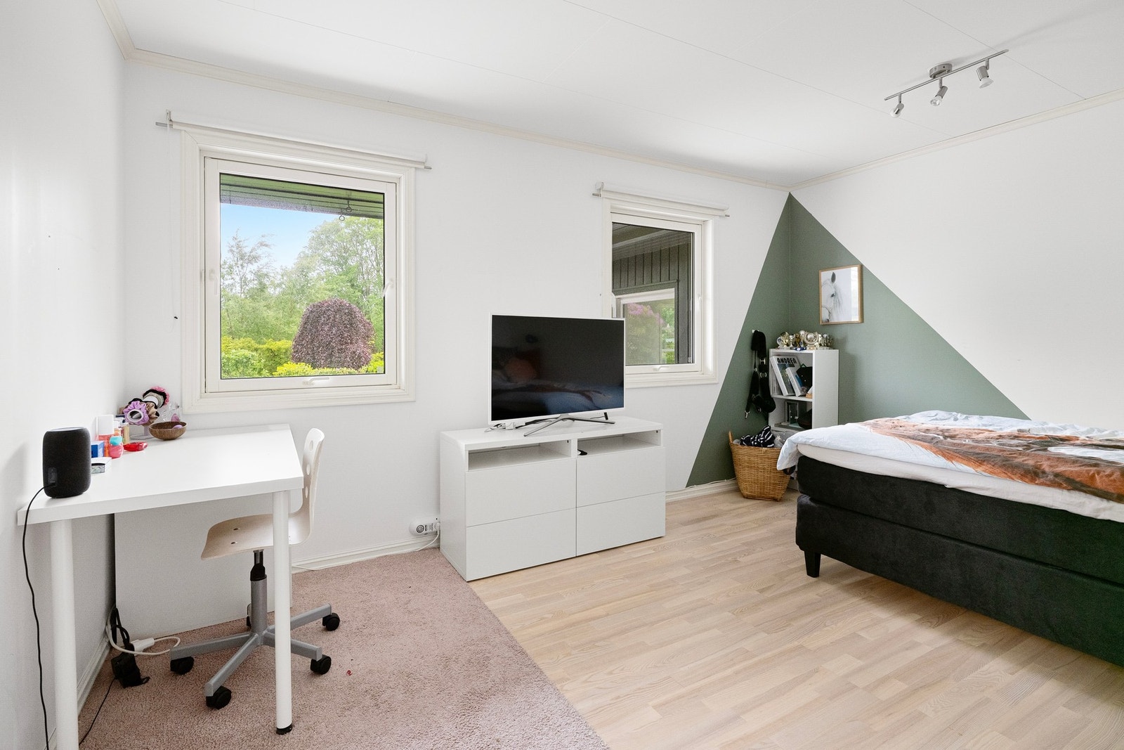 To av de opprinnelige rommene er slått sammen til ett romslig soverom med god plass til garderobeløsninger og møblering. Galleribilde
