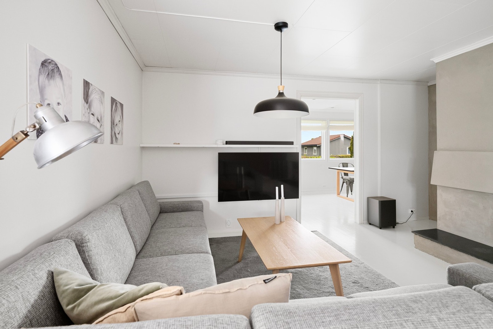 Den andre stuen har en stor peisinnsats som skaper en lun atmosfære på kjølige dager. Galleribilde