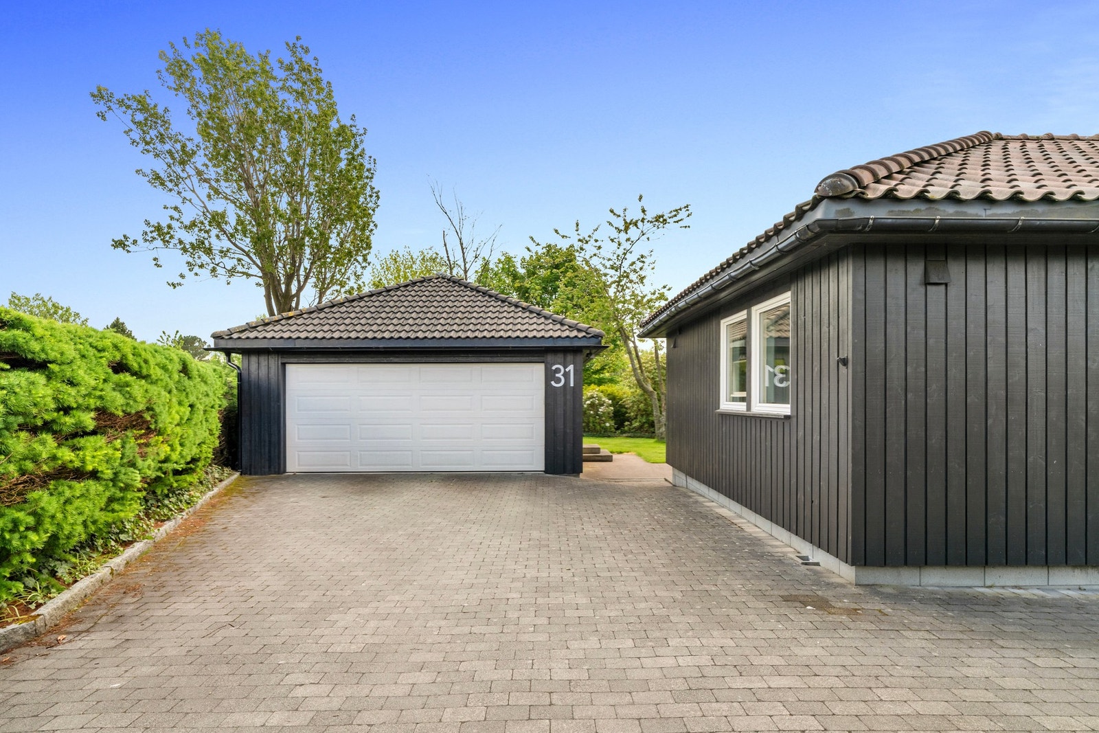 Frittstående garasje på 39 m² med plass til bil og lagring. Galleribilde
