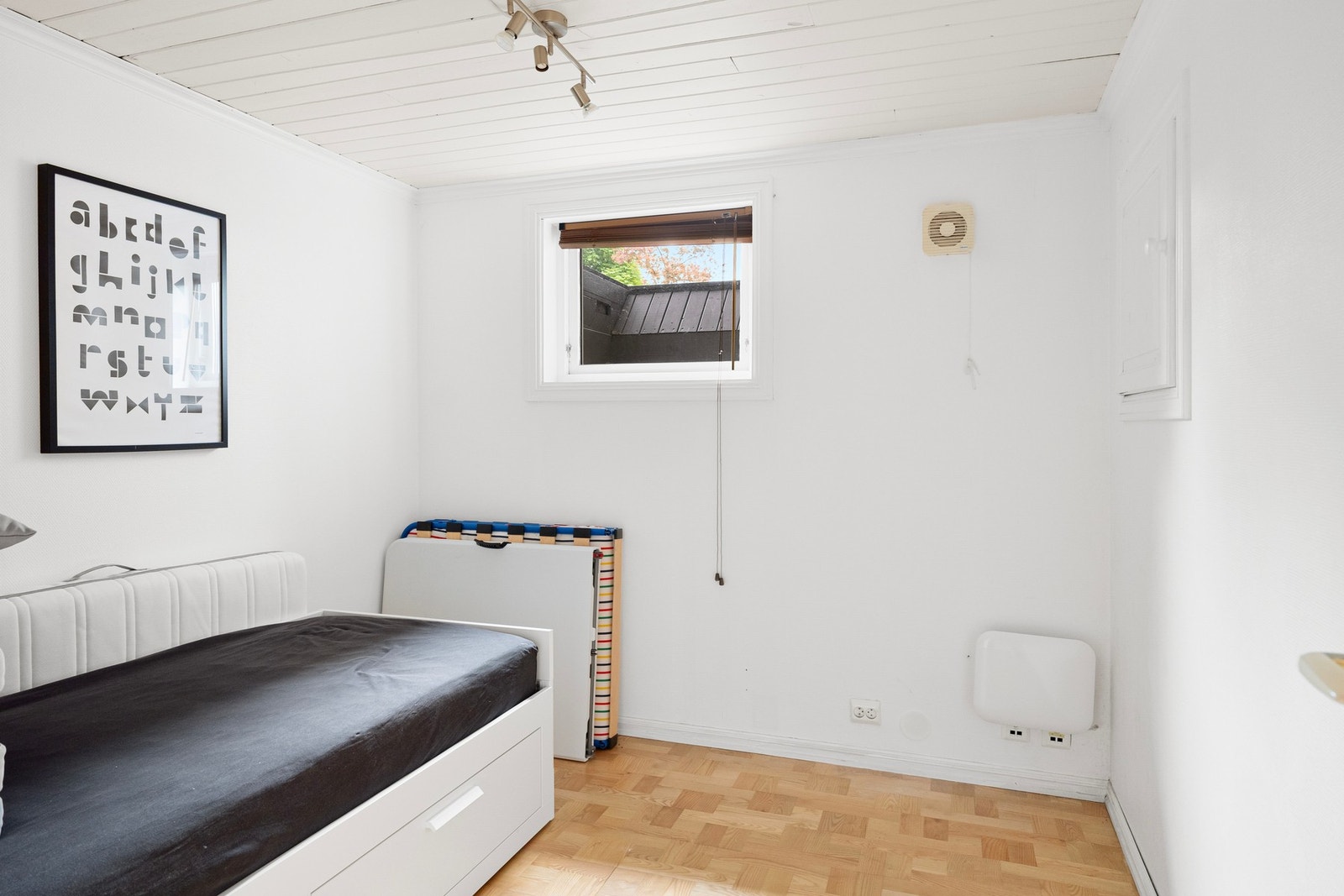 Soverom i kjeller. Det bemerkes at rommene i kjelleren ikke er byggemeldt. Galleribilde