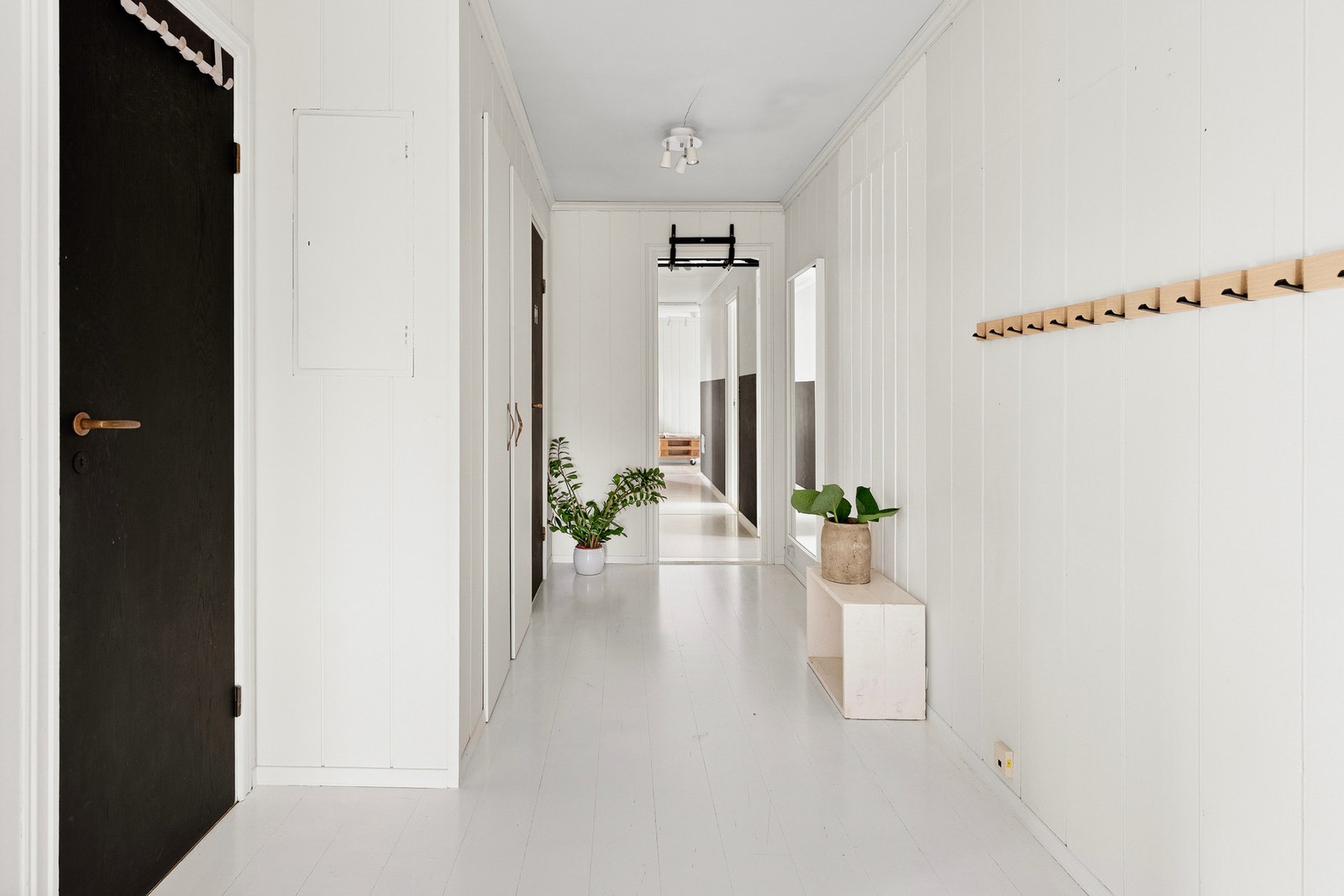 To separate inngangspartier leder inn til boligen og videre til gangarealer med gode garderobemuligheter. Galleribilde