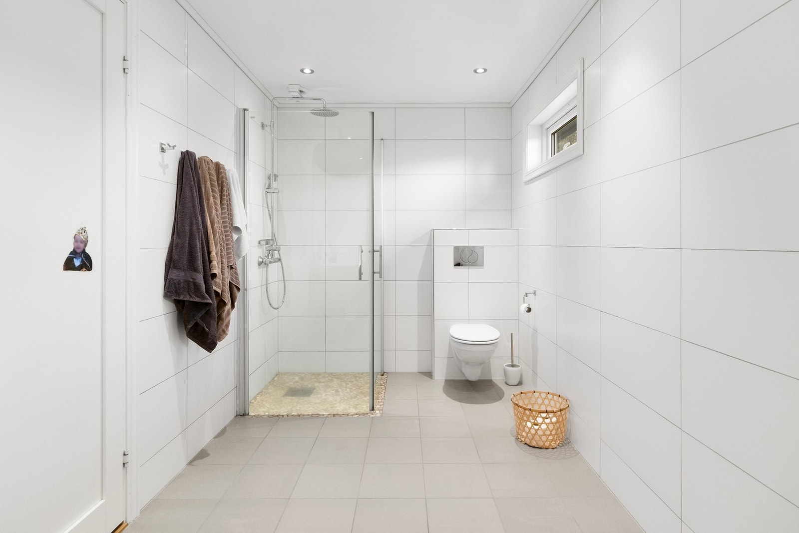 Badet ble oppgradert i 2011 og fremstår med flislagte overflater, varmekabler i gulv, dobbel servant, vegghengt toalett og dusjhjørne med glassvegger. Galleribilde