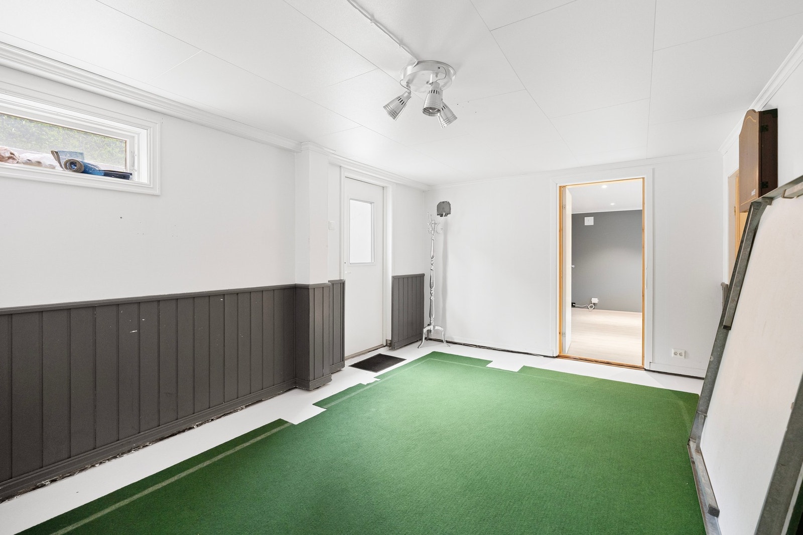 Inngang og gangareal i kjeller. Galleribilde