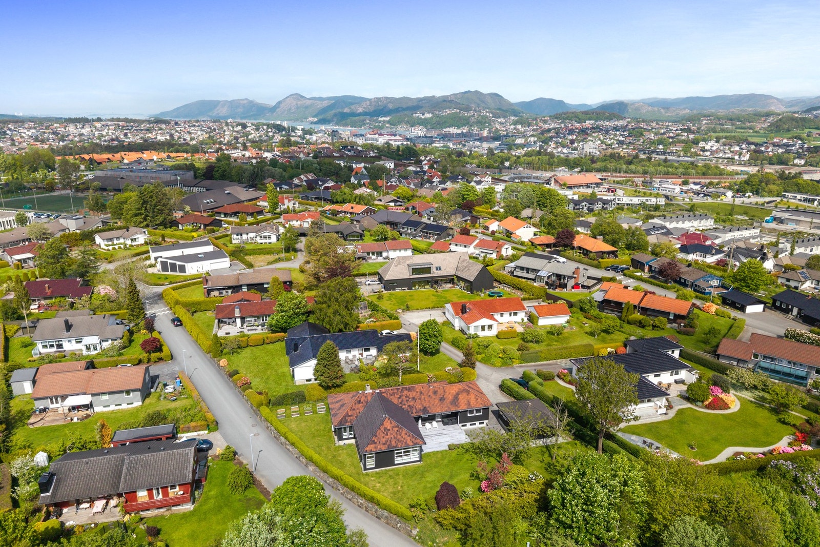 Eiendommen ligger fritt og luftig til på en pent opparbeidet hjørnetomt med gode solforhold, romslige uteområder og utsikt over nærområdet. Galleribilde