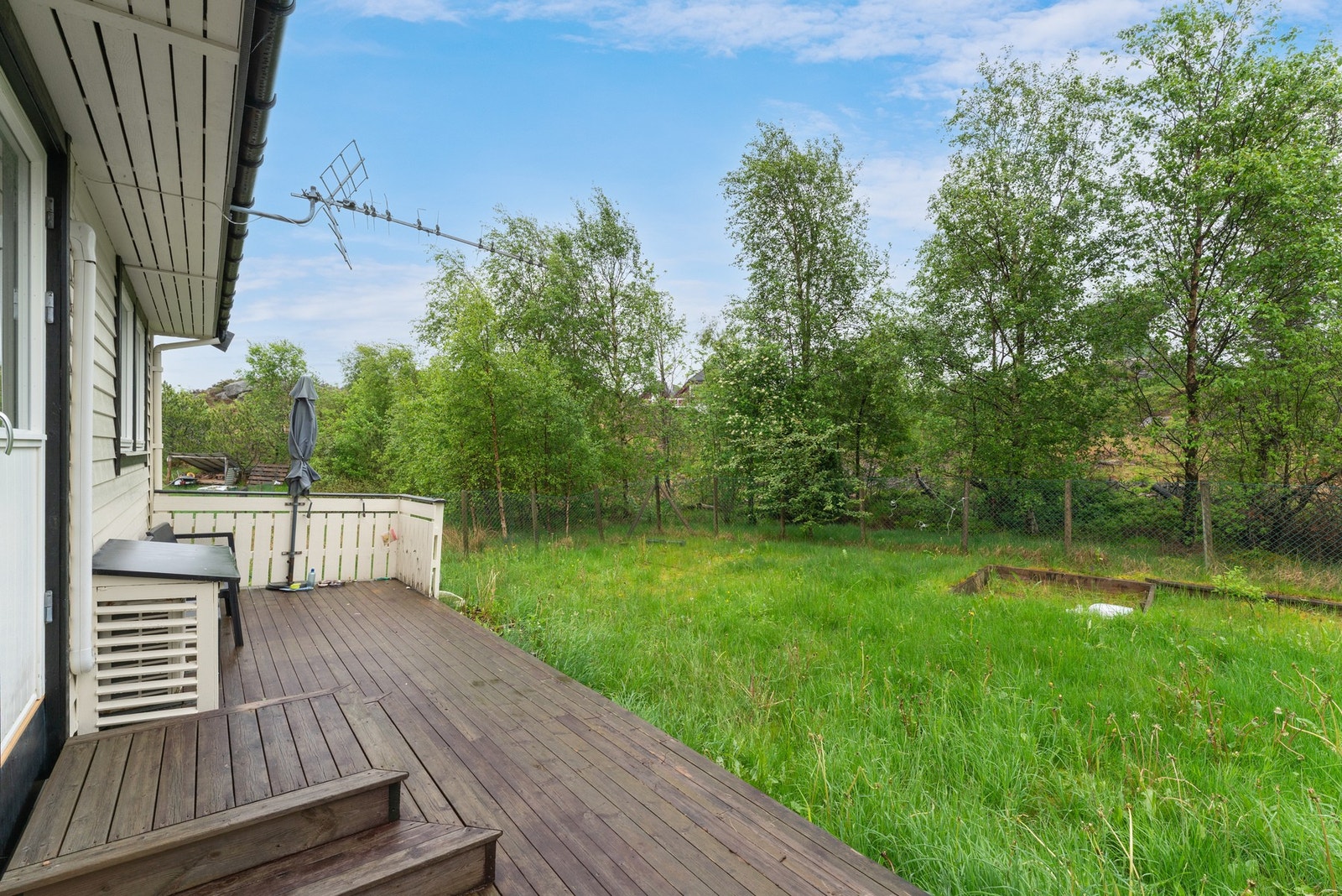 Solrik terrasse med nærhet til naturen Galleribilde