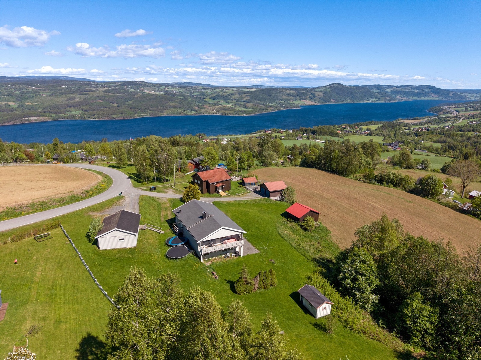 Eiendommen har en flott beliggenhet i et rolig og landlig område. Galleribilde