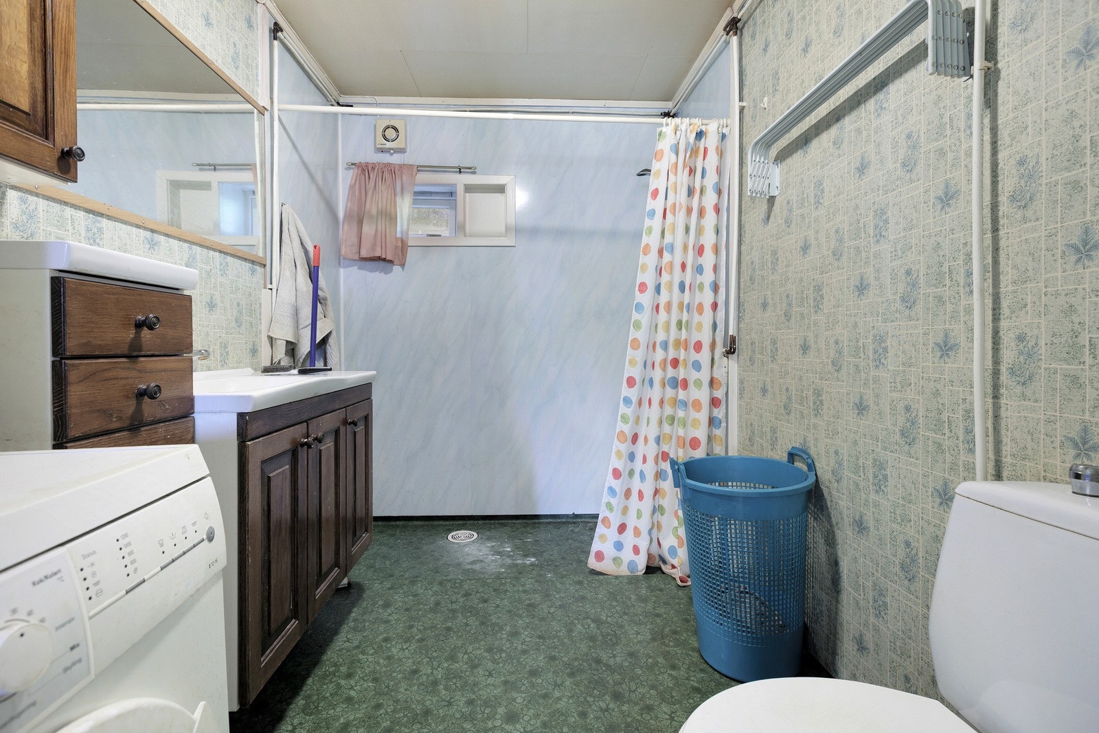 Eldre bad med behov for renovering i underetasjen. Galleribilde