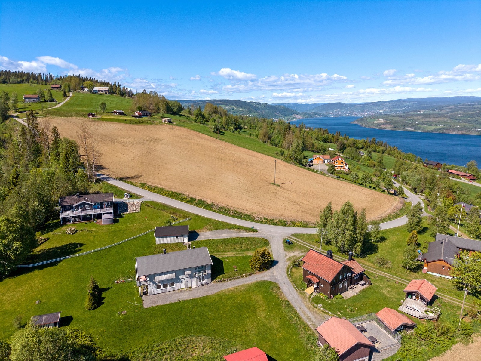 Gunstig beliggenhet i forhold til Mjøsbyene. Galleribilde
