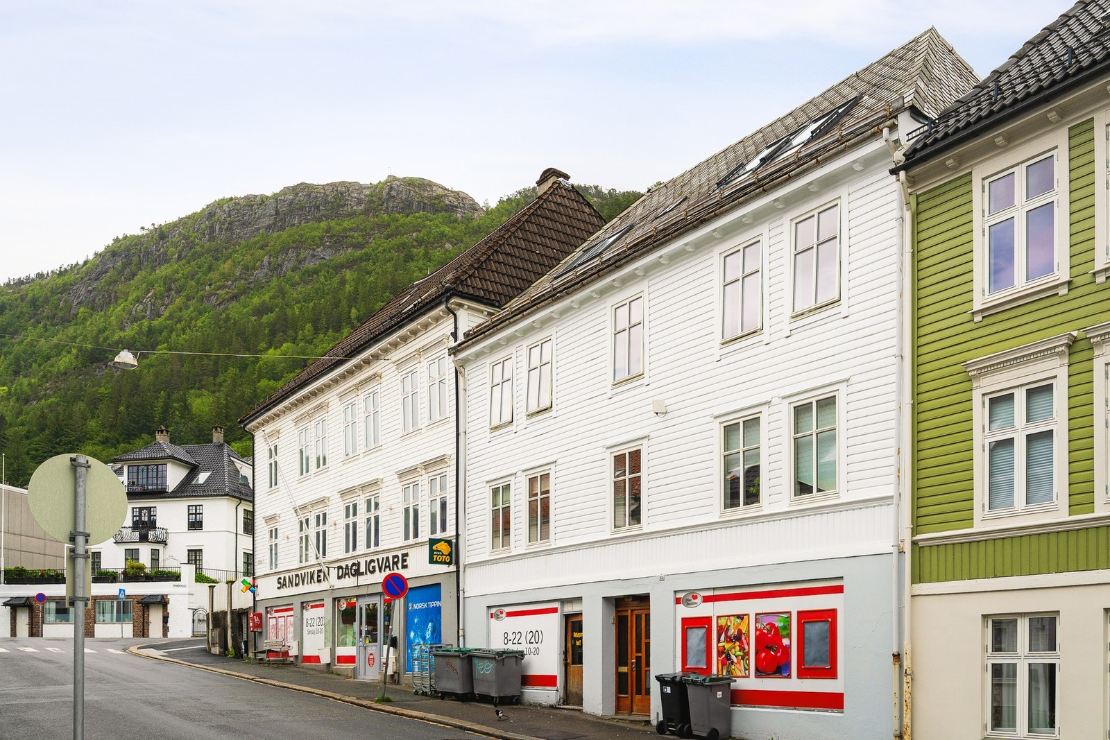 Dagligvarehandelen kan gjøres enkelt med Sandviken Dagligvare rett utenfor døren! Det er også flere dagligvarebutikker innen kort gangavstand. Galleribilde