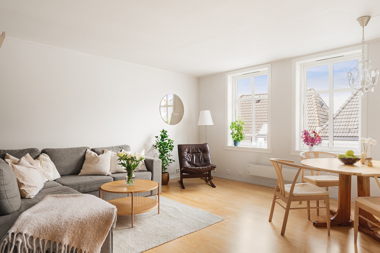 Vi tar turen inn til leilighetens åpne stue, som måler hele 19,1 m². Galleribilde