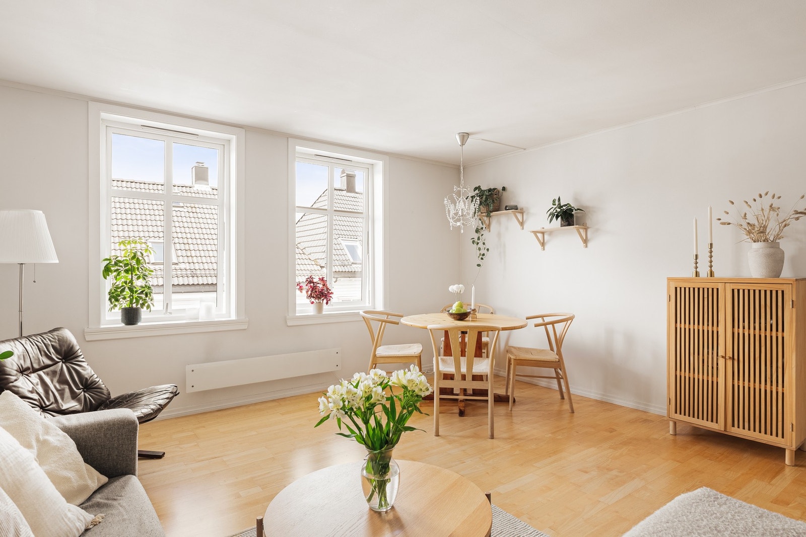 Her har man store vindusflater fra 2023 som gir rikelig med lysinnslipp. Galleribilde