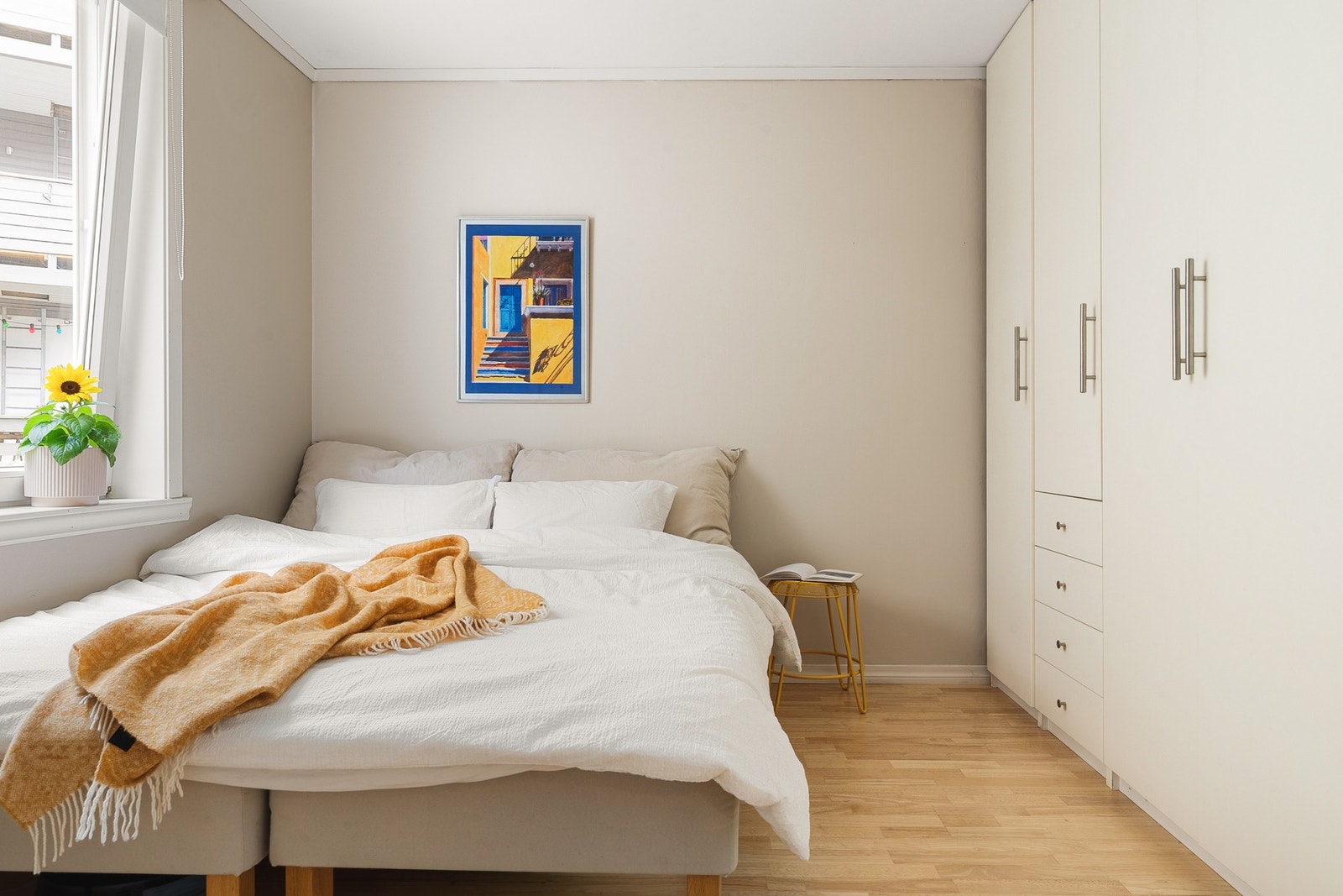 Leilighetens soverom måler hele 10,1 m² og er enkelt å innrede. Godt med skapplass! Galleribilde