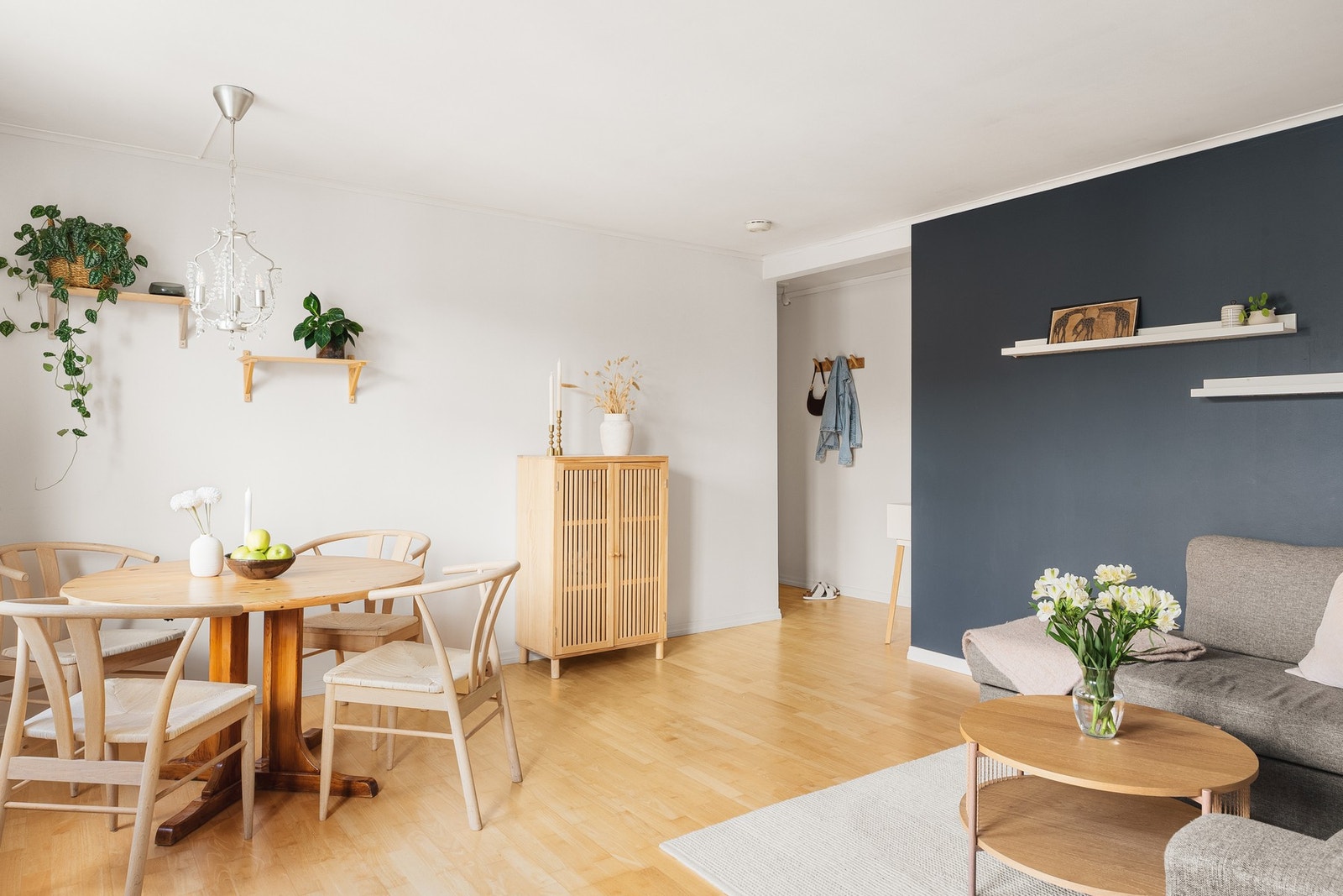Her har man plass til både sofakrok med mediemøblement, og spisebord. Galleribilde