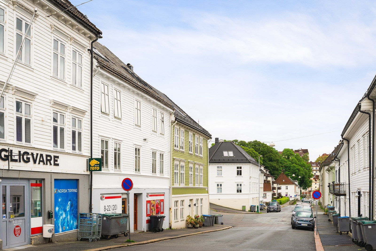 I området er det tilsvarende bebyggelse som boligen samt sjarmerende Bergenske trehus. Galleribilde