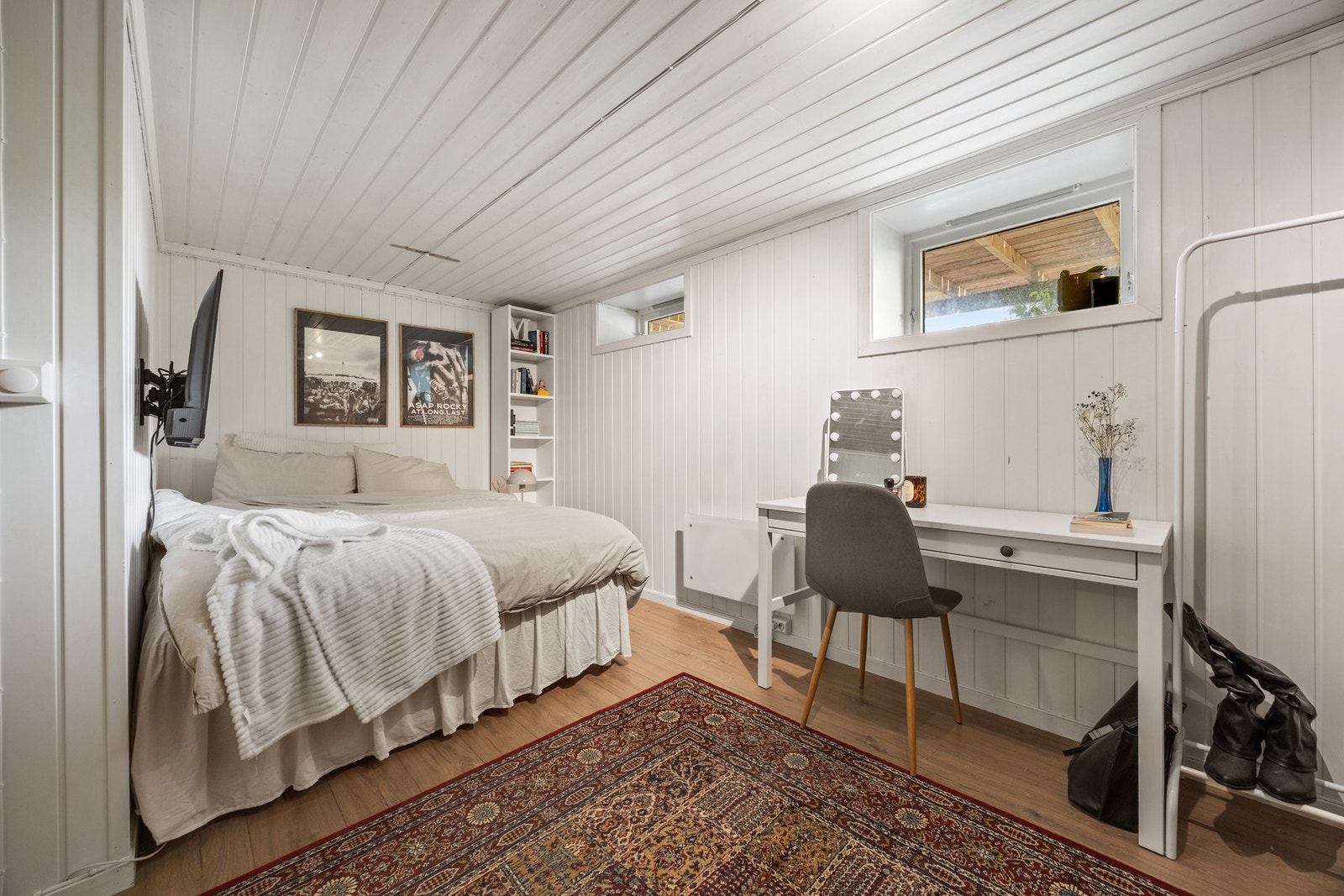 Matbod og brensel omgjort til soverom. Det foreligger ingen søknad om bruksendring og kjøper overtar risiko for dette. Galleribilde