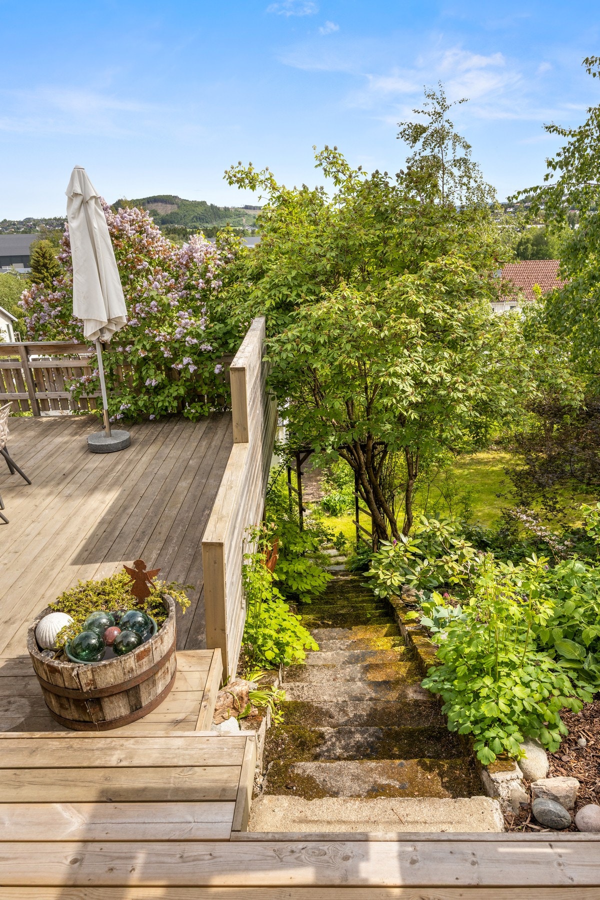Steintrapp ned til hage Galleribilde