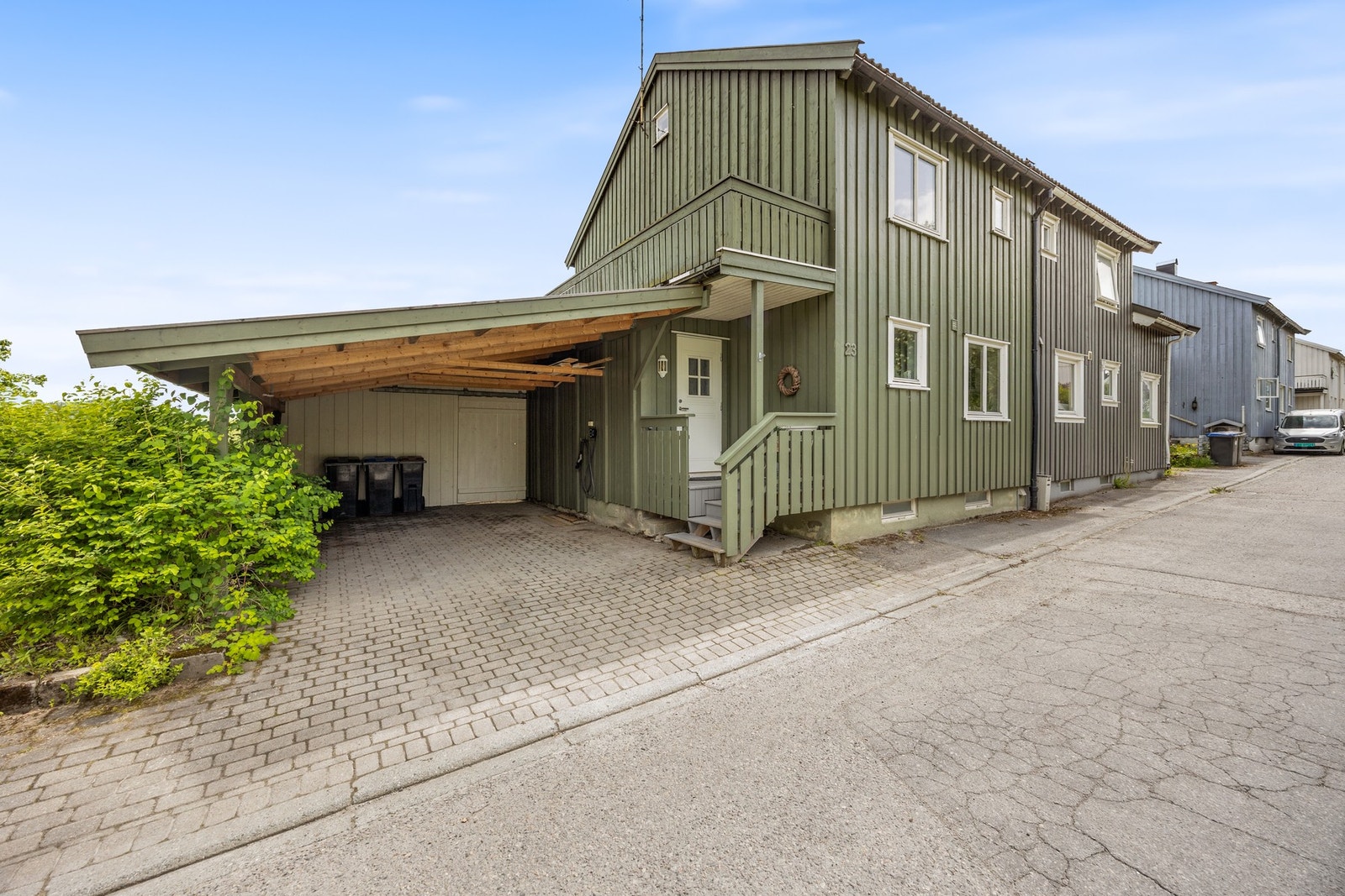 Carport med bod ble oppført i 2020. Steinlagt og asfaltert utenfor Galleribilde