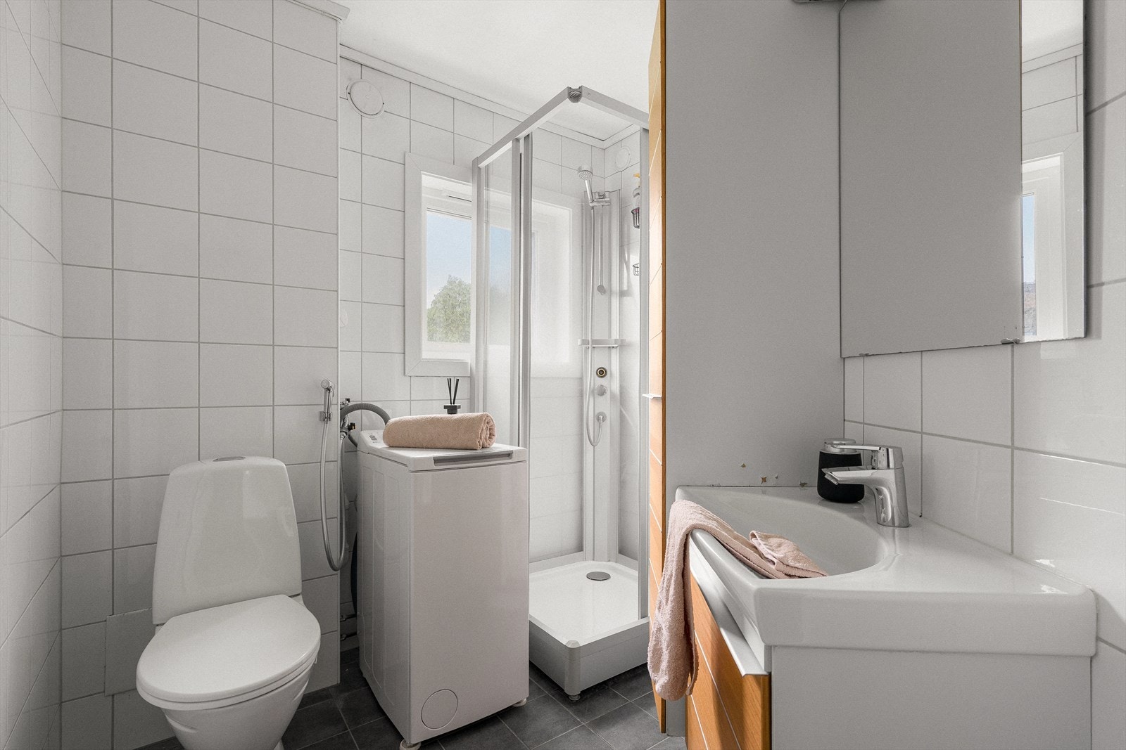 - Badet er helfliset med veggventil og dusjkabinett - Galleribilde