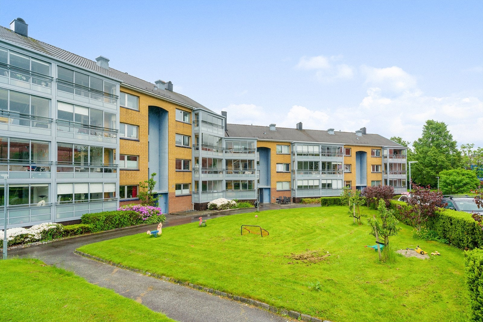 - Borettslaget har en rolig og sentral beliggenhet med parkering og flotte grøntområder - Galleribilde