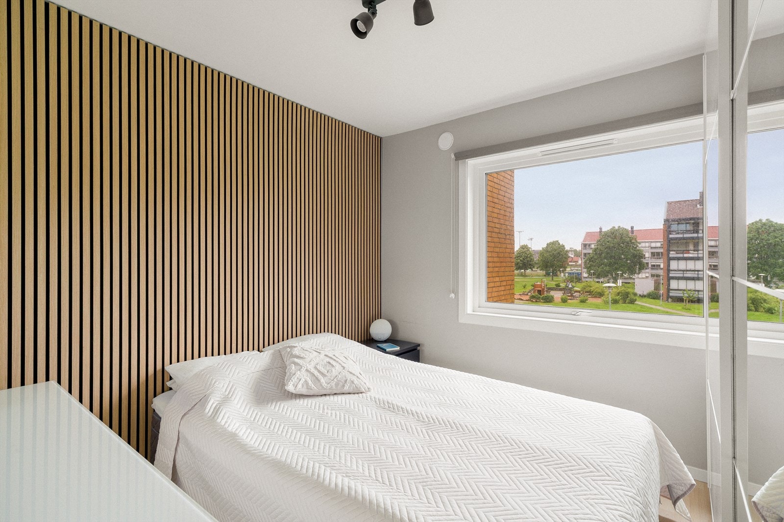 - Her er det god plass til både dobbeltseng, skyvedørsgarderobe og kommode eller nattbord - Galleribilde
