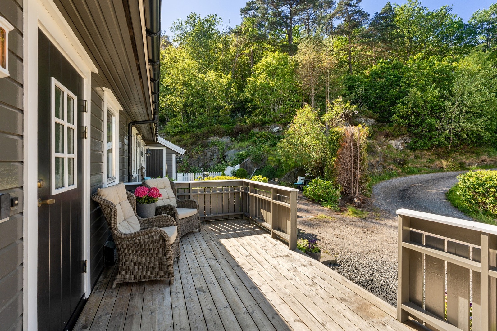 Platting ved inngangsparti Galleribilde