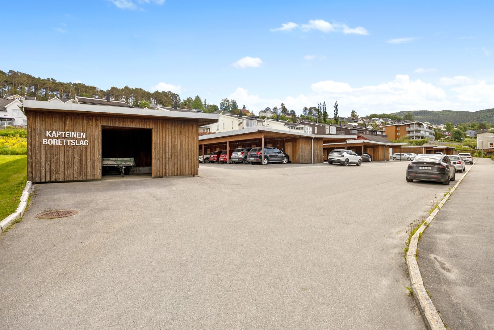 Parkering i carport. Galleribilde