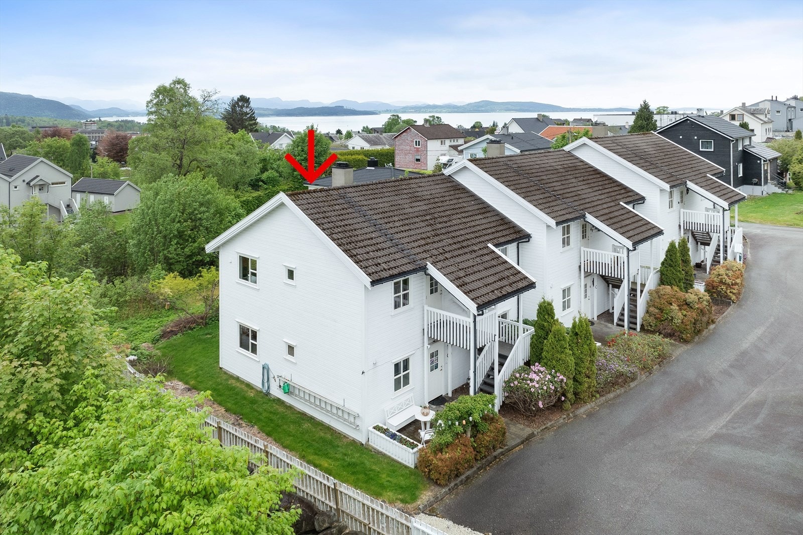 Leiligheten ligger meget sentralt i et etablert og rolig boligområde med kort vei til servicetilbud og fine turområder. Galleribilde
