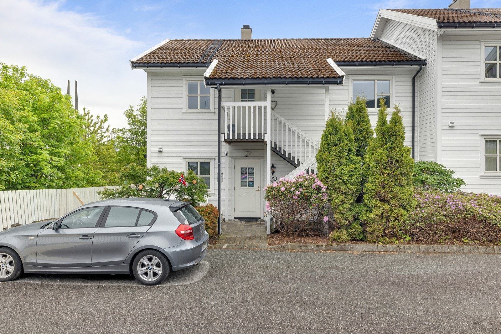 Trivelig inngangsparti med overbygg og privat inngang til leiligheten. Galleribilde