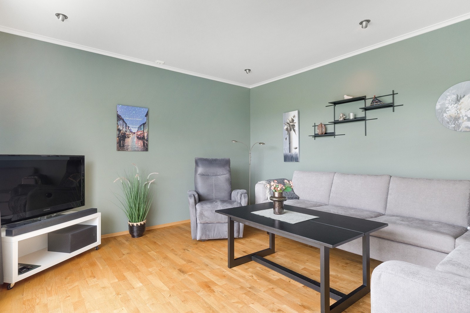 Stuen har god plass til møblering med fin belysning i tak med downlights Galleribilde