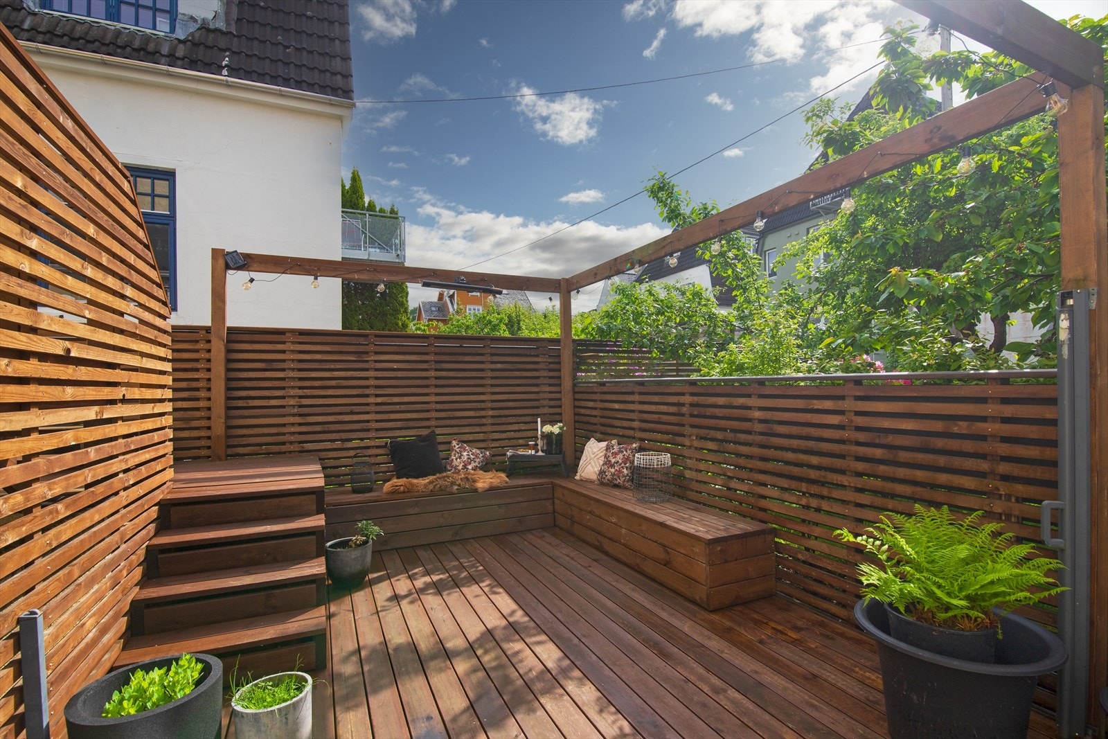 Flott opparbeidet uteområde med solrik terrasse (felles med 1.etg) Galleribilde