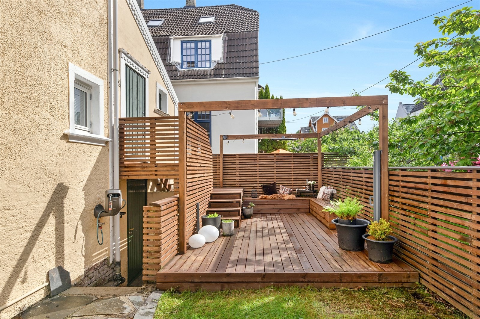 Flott opparbeidet uteområde med solrik terrasse (felles med 1.etg) Galleribilde