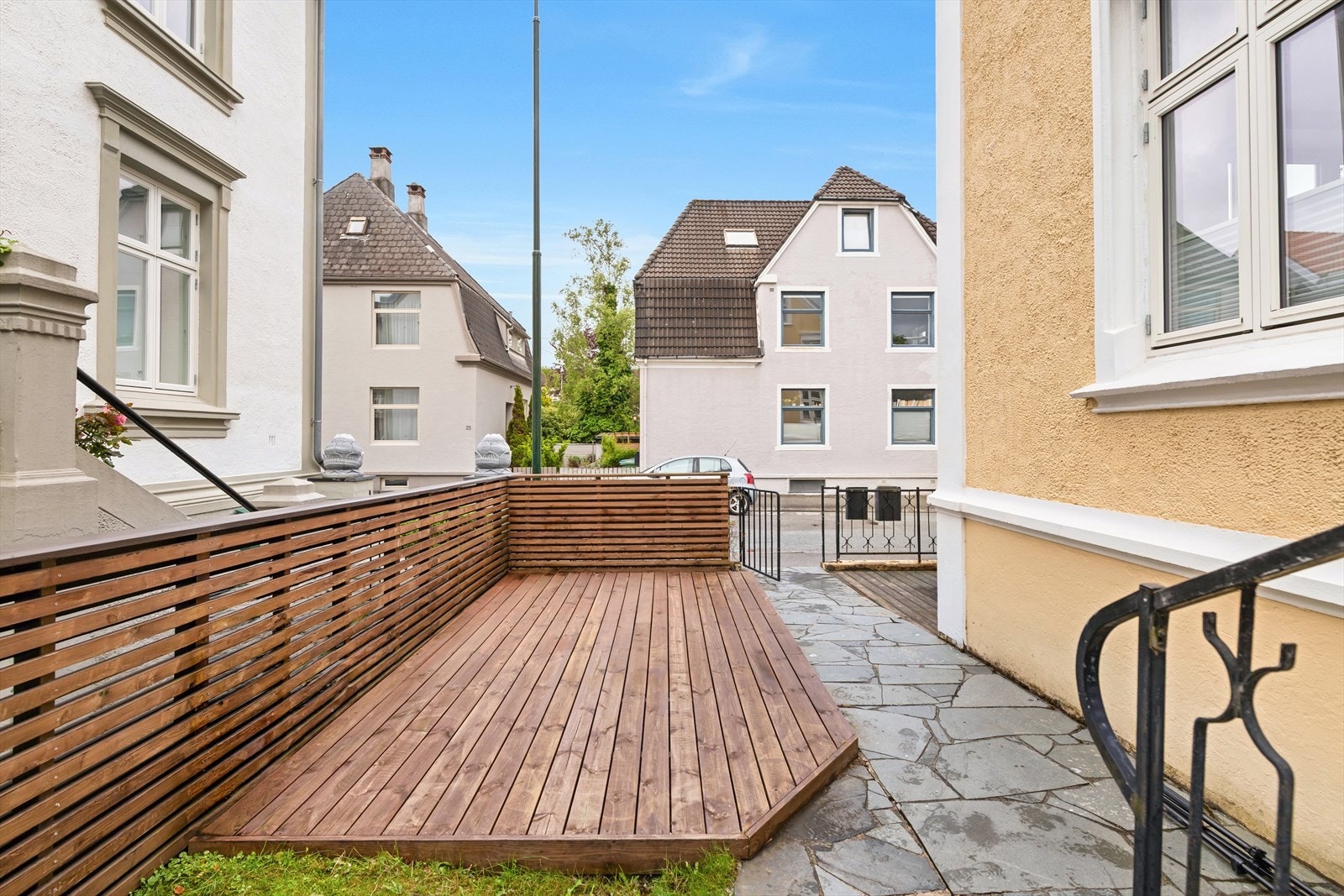 Uteområdet har to terrasser og hageflekk Galleribilde