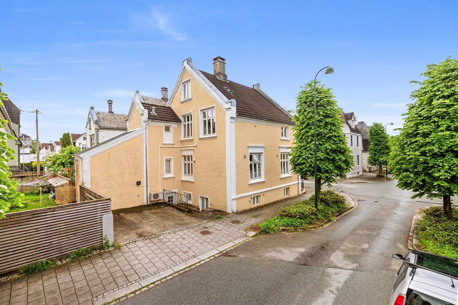 Parkering på tomt, begge boenhetene i huset har hver sin parkeringsplass Galleribilde