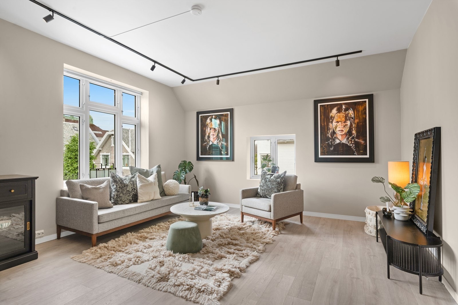 Meget god planløsning med romslige rom. Leiligheten består av husets andre etasje + loft Galleribilde