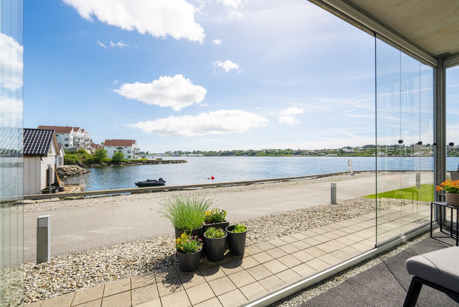 Skyvbare glassfelt gir fleksibilitet og skjerming for vær og vind. Galleribilde