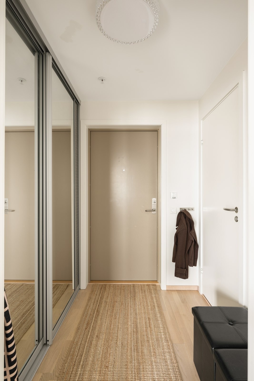 Velkommen inn! Entré med skyvedørsgarderobe. Galleribilde