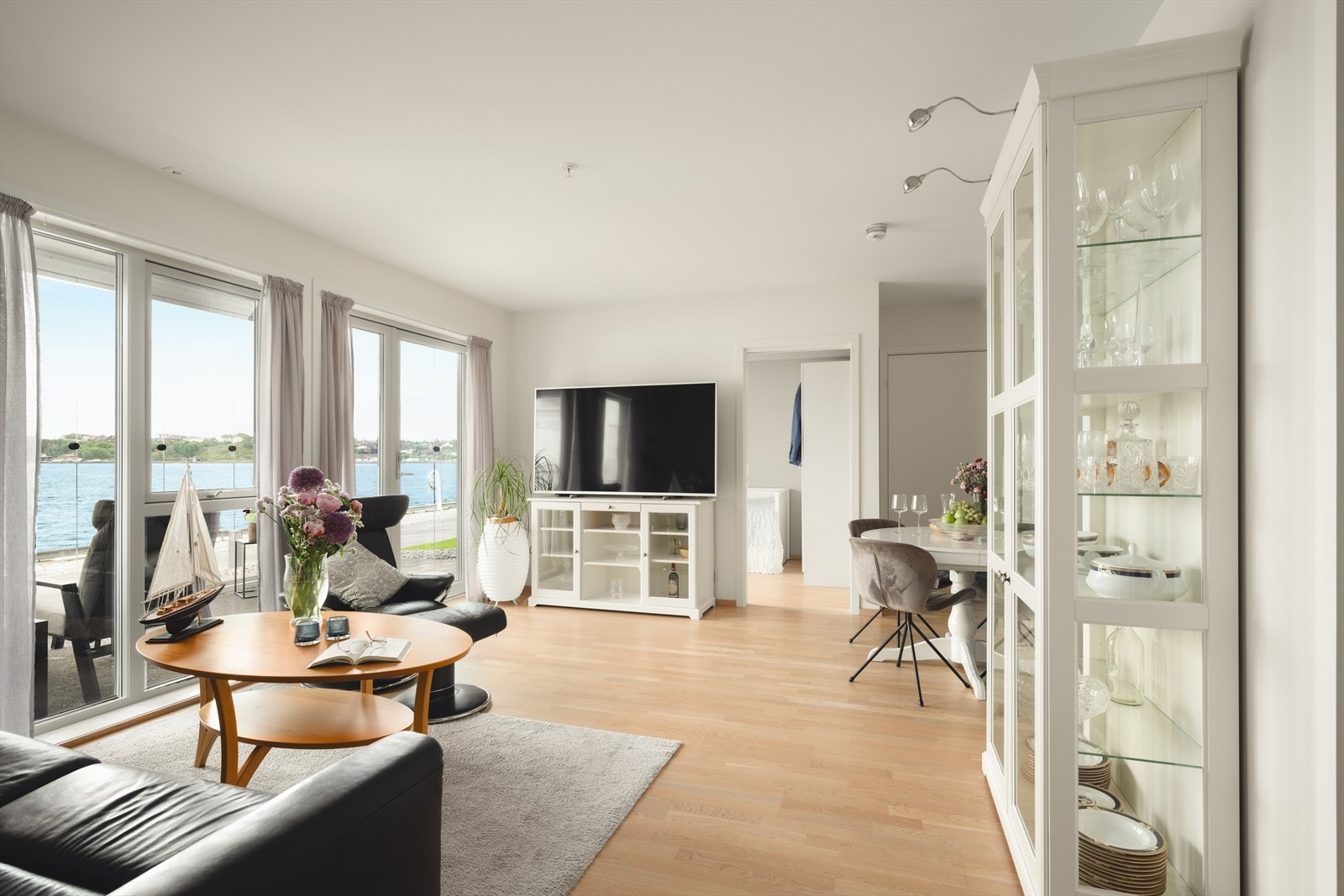 Stuen har åpen løsning mot kjøkkenet, noe som skaper en sosial og luftig sone. Galleribilde