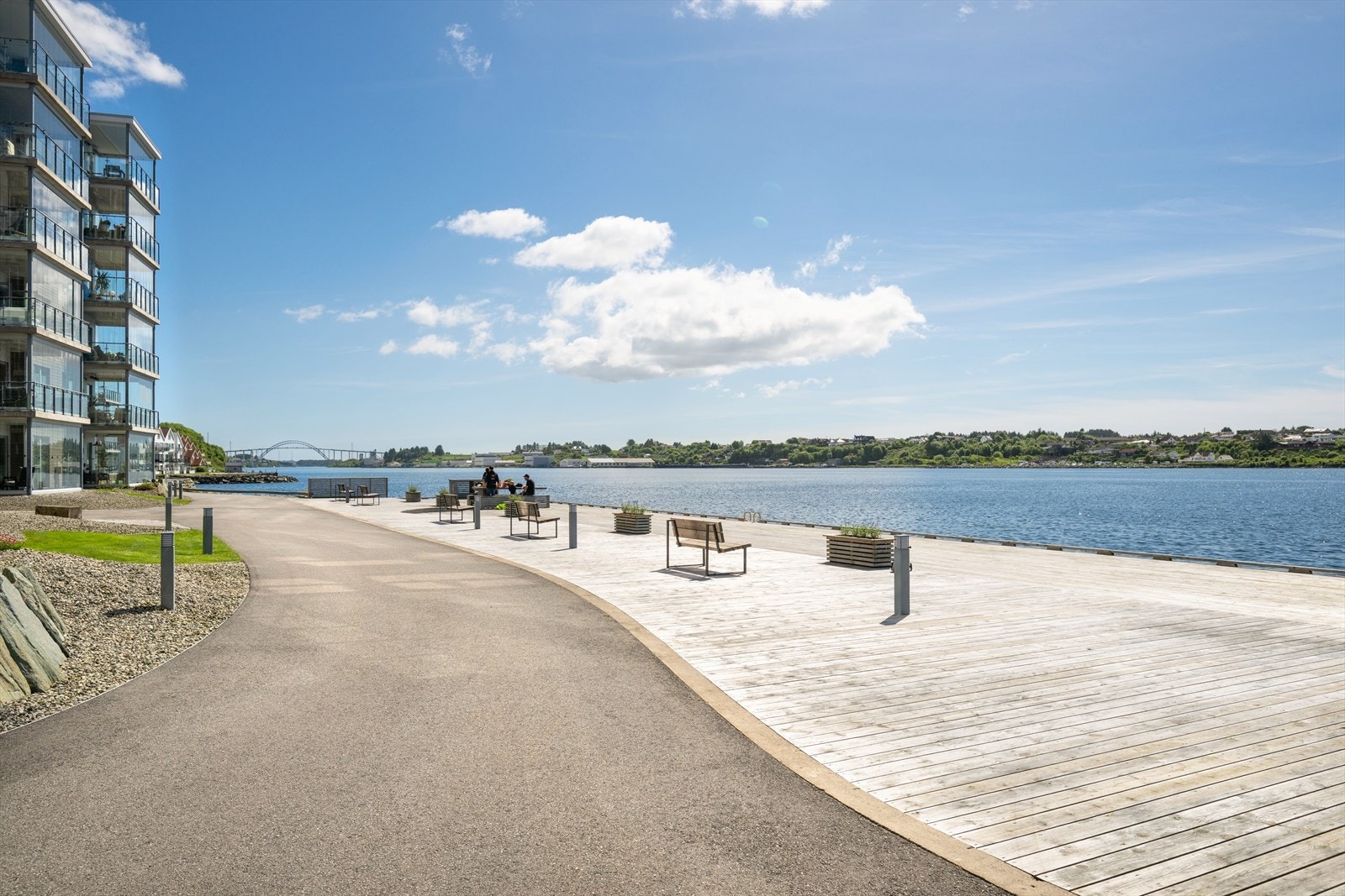 Langs kaikanten er det etablert en promenade med sittebenker. Galleribilde