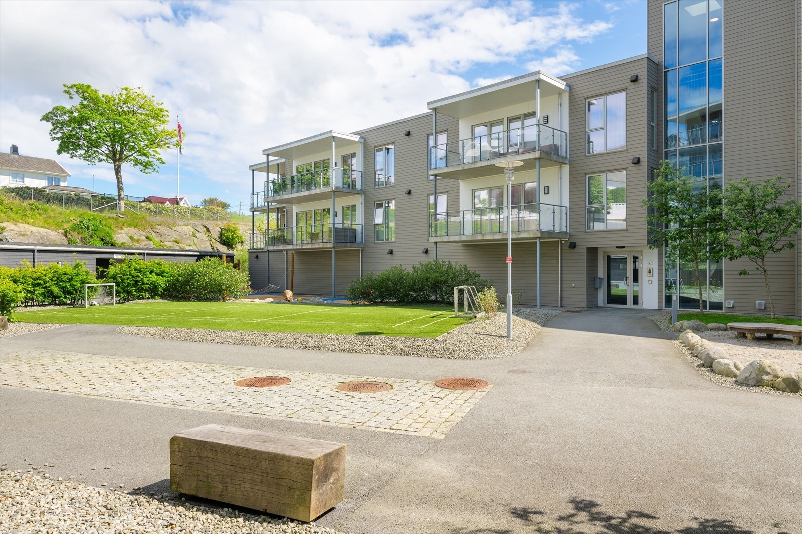 Fellesområdene inkluderer lekeplass og grøntarealer. Galleribilde