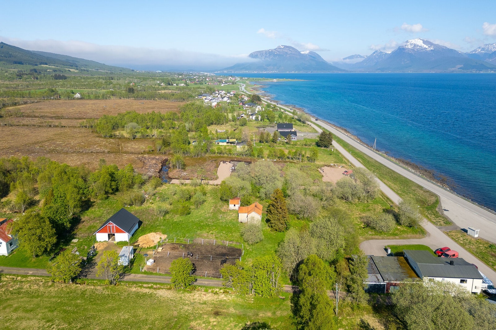 Oversikt som viser eiendommens plassering i landskapet, med kystlinjen som en naturlig ramme. Galleribilde